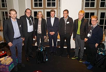 v.l. Dirk Deppe, Prof. Mäckler, Dr. Lotte Herwig, Moderator Michel Schwarz, Michael Mackenrodt, Thorsten Kock, Dirk Bonnkirch
