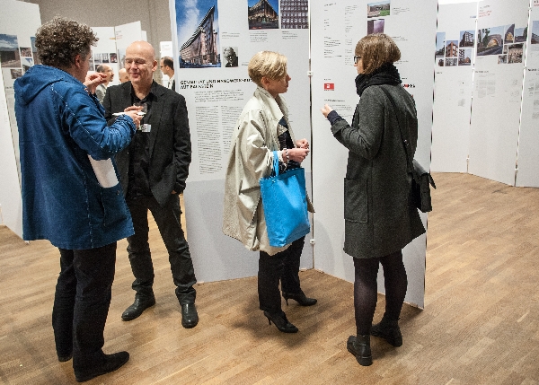 Deppe präsentiert die Sieger-Ausstellung des Fritz-Höger-Preises