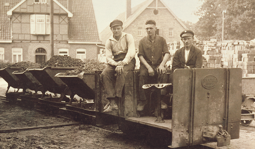 Ziegelarbeiter der Ziegelei, 1937
